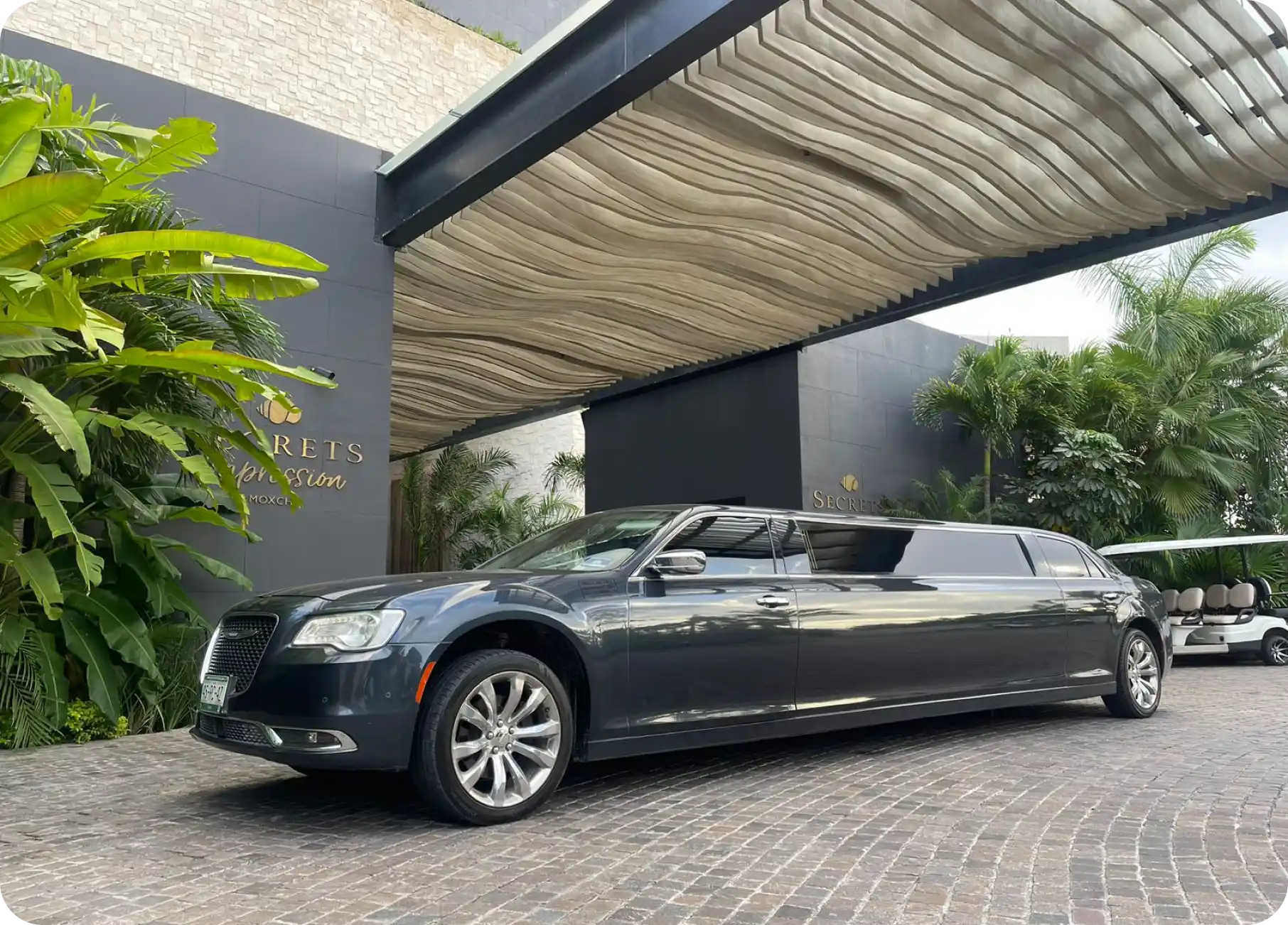 Black limousine in Cancun